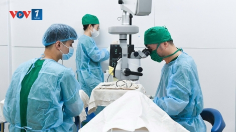 Mổ mắt miễn phí cho 300 người bệnh tại các tỉnh bị ảnh hưởng bão lũ