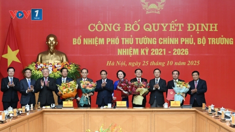 Thủ tướng trao quyết định bổ nhiệm 2 Phó Thủ tướng và 3 Bộ trưởng
