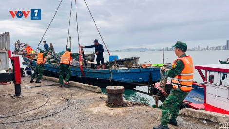 Miền Trung: Chạy đua cứu trợ và ứng phó với bão số 13