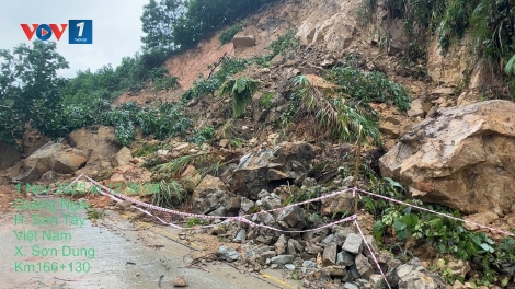 Xuất hiện thêm điểm sạt lở mới, cấm xe lên cao tốc La Sơn- Hòa Liên