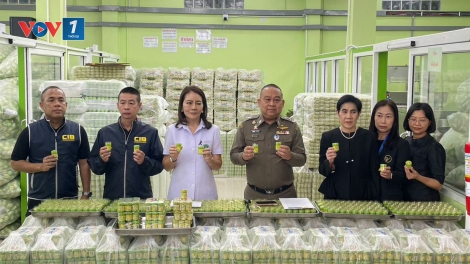 Thái Lan đột kích cơ sở sản xuất trái phép, thu giữ hơn 2 triệu lọ hít mũi thảo dược Hong Thai