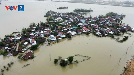 Hỗ trợ người dân gượng dậy sau trận lũ lịch sử