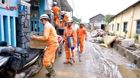 Nỗ lực cấp lại điện cho bà con vùng lũ Đắk Lắk