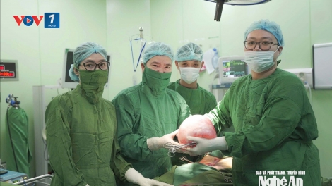 Phẫu thuật thành công khối u nang buồng trứng nặng 6kg