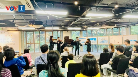 Những câu chuyện bên kia khoảng lặng