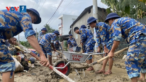Lữ đoàn 101 tích cực giúp nhân dân Khánh Hòa: "Nước rút đến đâu, giúp dân khắc phục đến đó”