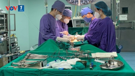 Cắt bỏ u tuyến tiền liệt "khủng" 600 gram cho cụ ông 83 tuổi