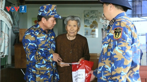 Quân chủng Hải quân hỗ trợ, tặng quà Nhân dân bị ảnh hưởng mưa, lũ lụt tại thành phố Đà Nẵng, Huế