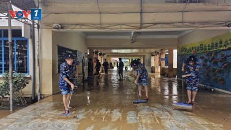 Gần 400 cán bộ, học viên Hải quân giúp dân khắc phục sau lũ rút