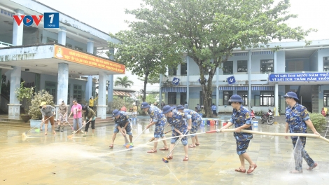 Những người lính Ra đa giúp Nhân dân khắc phục hậu quả sau đợt mưa lũ