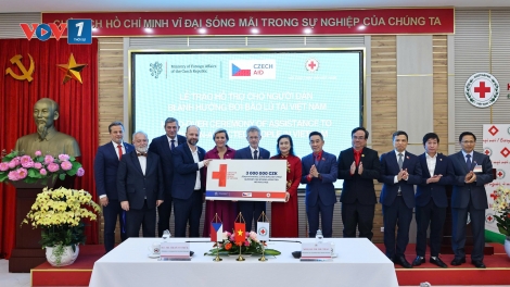 Chủ tịch Thượng viện Quốc hội Cộng hòa Séc trao 3 triệu CZK hỗ trợ khắc phục hậu quả bão