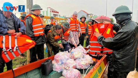 Để những món quà cứu trợ kịp thời đến với người dân bị ảnh hưởng mưa lũ