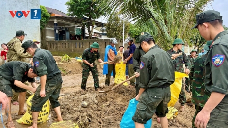 Đà Nẵng: Sạt lở đất vùi lấp 6 nhà dân, 1 người bị thương được cứu sống