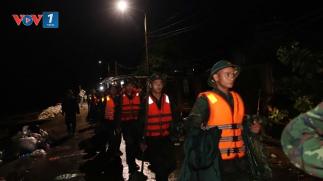 Sư đoàn 315 trắng đêm gia cố đê kè bị sóng đánh sập