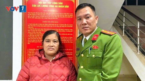 Trả lại trang sức cho người phụ nữ bỏ quên trong áo quần từ thiện