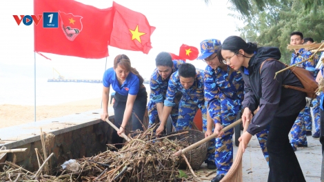 Tuổi trẻ Học viện Hải quân làm sạch môi trường biển sau lũ