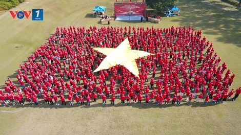 Xác nhận kỷ lục xếp Lá cờ Tổ quốc lớn nhất trong cộng đồng người Việt tại Nhật