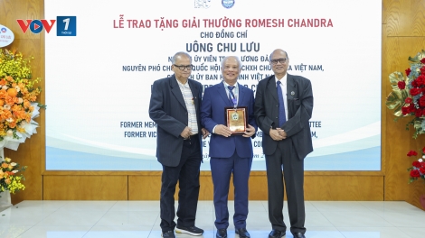 Chủ tịch Ủy ban Hòa bình Việt Nam Uông Chu Lưu nhận Giải thưởng Romesh Chandra của Ấn Độ