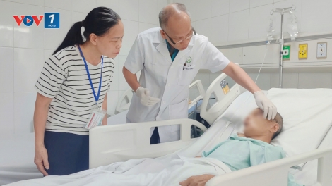 Các thầy thuốc giữ lại gương mặt cho người đàn ông sau cú ngã thang máy nặng nề