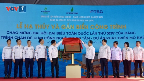 Gắn biển công trình chân đế giàn CPP Lô B chào mừng Đại hội Đảng toàn quốc lần thứ XIV