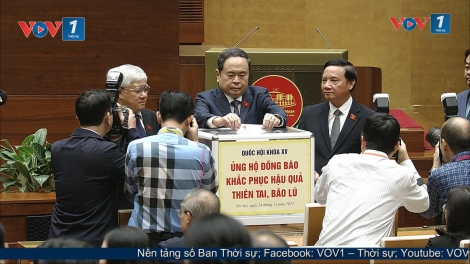 Chủ tịch Quốc hội Trần Thanh Mẫn và các ĐBQH quyên góp ủng hộ đồng bào bị ảnh hưởng bởi mưa, lũ