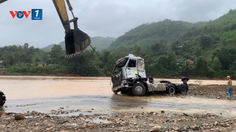 Trục vớt xe đầu kéo, phát hiện tư trang của tài xế bị lũ cuốn trôi ở Quảng Trị