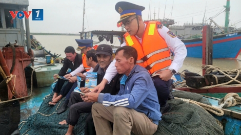 “Đến tận nhà, ra tận bến” – Cán bộ chiến sĩ Vùng Cảnh sát biển 1 tuyên truyền chống khai thác IUU