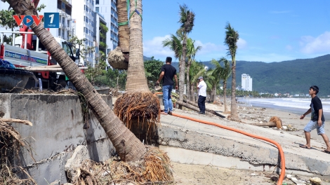 Sóng mạnh phá hỏng hàng quán, cát phủ kín đường ven biển Đà Nẵng