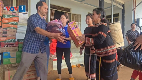 Nghĩa tình mộc mạc gửi về vùng lũ miền xuôi