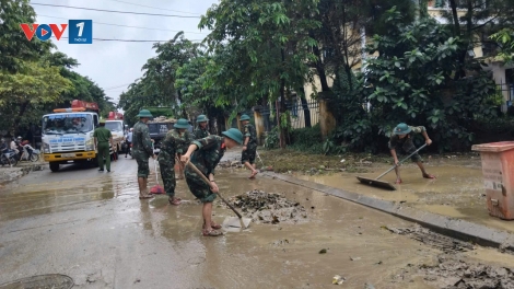 Hàng ngàn người dọn dẹp vệ sinh môi trường sau lũ lớn ở Huế