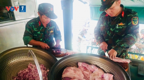 Xe bếp nghĩa tình sưởi ấm người dân vùng lũ
