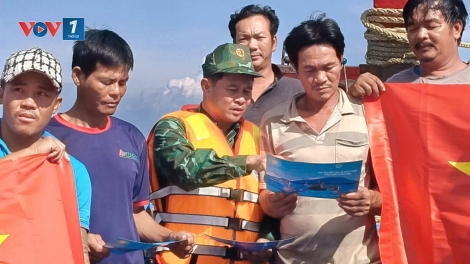 Cán bộ chiến sĩ Hải đoàn 48 - Bộ đội Biên phòng cùng ngư dân bám biển