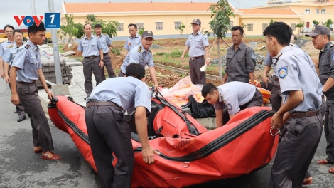 Chi đội Kiểm ngư 4 dốc lực cứu trợ dân Khánh Hòa giữa mưa lũ