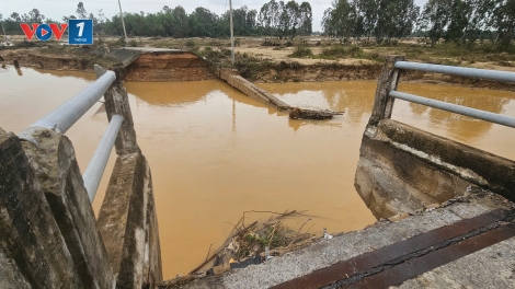 Đà Nẵng: Sập mố cầu Bà Ngân bắc qua sông Thu Bồn, giao thông bị chia cắt