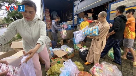 Những chuyến xe chở “nghĩa tình” về vùng tâm lũ Phú Yên