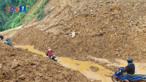 Quốc lộ 40B tan hoang sau mưa lũ, nguy cơ sạt lở bất cứ lúc nào