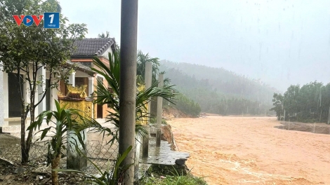 Thành phố Huế: Ngập lụt trở lại, nhiều nơi sạt lở, chia cắt giao thông 