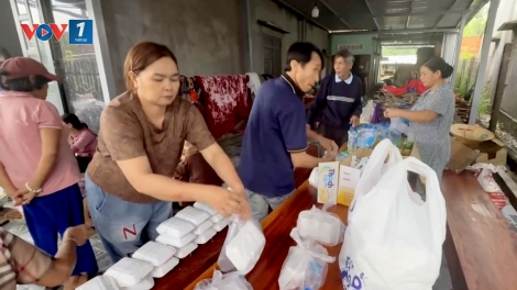 Những hộp cơm nghĩa tình tiếp sức vùng lũ Đắk Lắk