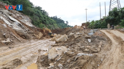 Sạt lở hàng trăm nghìn mét khối đất đá, Quốc lộ 14E bị chia cắt hơn 10 ngày