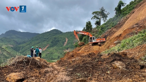 Khánh Hòa Thôn Bậc Rây 1 vẫn cô lập, tiếp tế phải gùi bộ vượt sạt lở