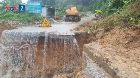 Mưa lớn kéo dài gây sạt lở liên tiếp, nhiều tuyến vùng cao Đà Nẵng chia cắt
