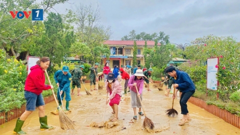 Vùng ngập lụt Quảng Trị khẩn trương dọn dẹp trường lớp chuẩn bị đón học sinh trở lại học tập