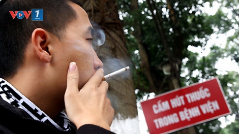 Tình trạng hút thuốc lá nơi công cộng vẫn còn phổ biến – Khi ý thức chưa theo kịp quy định