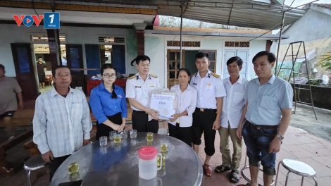Trung đoàn Ra - đa 351 chia sẻ khó khăn cùng nhân dân vùng lũ TP. Huế