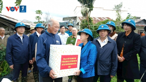 Chủ tịch Ủy ban MTTQ Việt Nam Bùi Thị Minh Hoài thăm, động viên người dân vùng lũ xã Ka Đô, Lâm Đồng