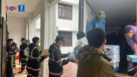Lực lượng công an hỗ trợ người dân sau lũ