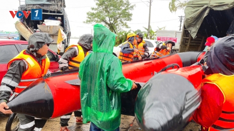 Lực lượng công an hỗ trợ người dân lương thực, thực phẩm và tổng dọn vệ sinh sau lũ
