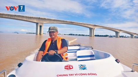 Điểm tựa giữa dòng lũ dữ: Những bước chân tình nguyện