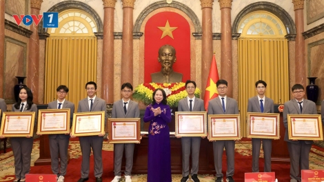Thời sự 12h 12/12/2025: Trao Huân chương Lao động cho học sinh đoạt giải Olympic năm 2025