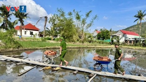 Cùng nhân dân vùng bão, lũ chạy đua với thời gian, xây lại nhà sau thiên tai
